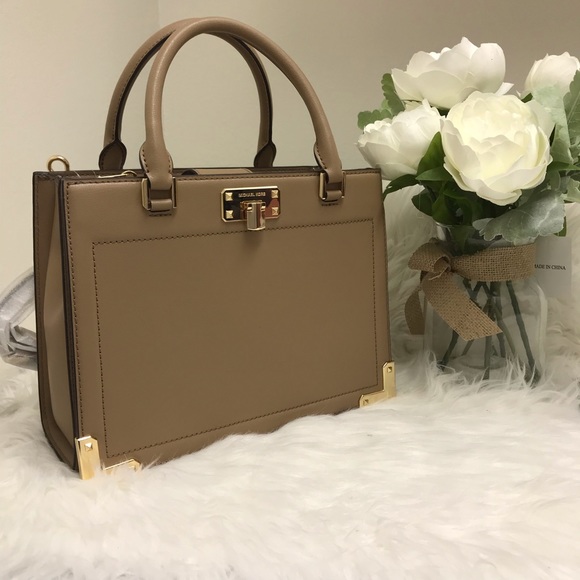Michael Kors Handbags - Michael Kors kinsley Satchel
